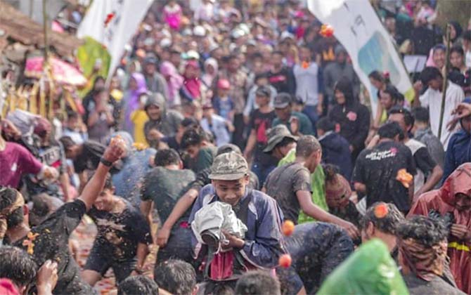 Seru dan Uniknya Tradisi Perang Tomat di Lembang Bandung