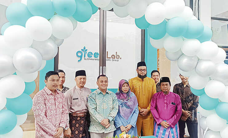 Presiden Direktur Environesia Group Ir Saprian ST MSc MT (tiga kiri) foto bersama tamu undangan usai launching Kantor Greenlab Pekanbaru, Jumat (16/8/2024).(DOFI ISKANDAR/RIAU POS)