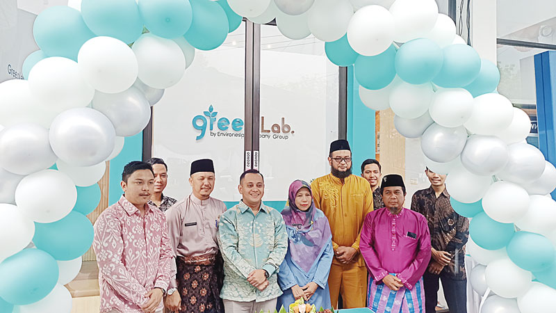 Presiden Direktur Environesia Group Ir Saprian ST MSc MT (tiga kiri) foto bersama tamu undangan usai launching Kantor Greenlab Pekanbaru, Jumat (16/8/2024).(DOFI ISKANDAR/RIAU POS)