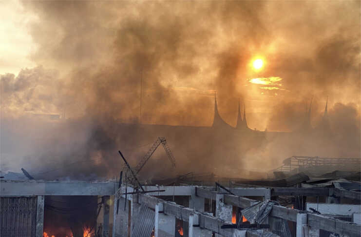 Blok barat pusat pertokoan pasar inpres payakumbuh terbakar, selasa (26/8/2025) dini hari. musibah ini menghanguskan ratusan kios dan diperkirakan menimbulkan kerugian material senilai miliaran rupiah.