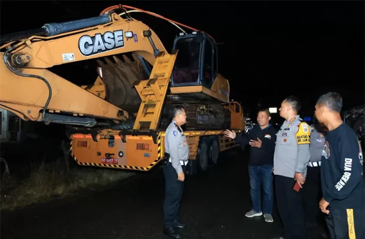 Dirlantas Polda Riau Kombes Pol Taufiq Lukman saat mendampingi pengiriman alat berat ke Agam, Sumatera Barat, Jumat (2/1/2026) malam. (istimewa)