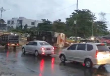 Laka Tunggal di Flyover Sudirman, Truk Tangki Kosong Terbalik