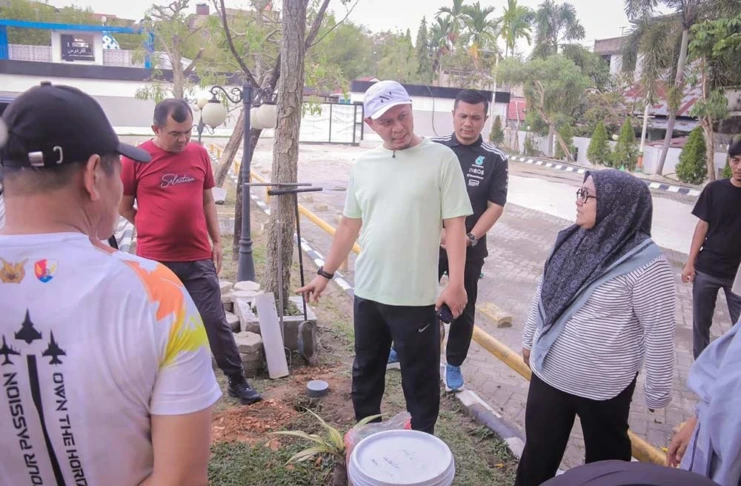 Wali Kota Pekanbaru Agung Nugroho berbincang dengan ASN Pemko Pekanbaru tentang pembuatan komposter di rumah, baru-baru ini.