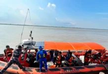 Kapal Pompong Tenggelam Diterjang Gelombang, Dua Pekerja Sagu Hilang di Perairan Meranti