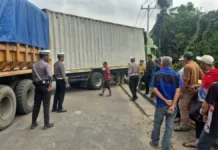 Truk 10 Roda Tabrak Dinding Jembatan di Inhu, Kendaraan Dialihkan ke Jalur Alternatif